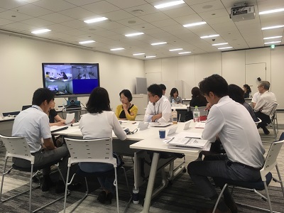 会議室で検討会を行う社員の皆様