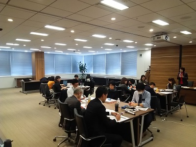 会議室で勉強会を行う社員の皆様